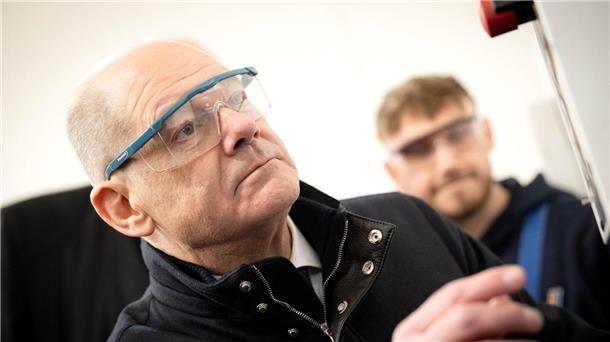 Bundeskanzler Olaf Scholz (SPD, l.), Spitzenkandidat seiner Partei für die Bundestagswahl, hat sich bei einem Besuch der Lloyd Werft in Bremerhaven auch die  Ausbildungswerkstatt angesehen. 