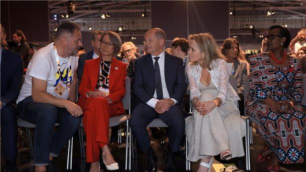 UNAIDS: Weltweiter Kampf gegen Aids und HIV am Scheideweg Bundeskanzler Olaf Scholz (SPD, M), sitzt bei der Eröffnung der 25. Welt-Aids-Konferenz zwischen Birgit Poniatowski (l), Geschäftsführerin der International AIDS Society (IAS) und Sharon Lewin (r), Präsidentin der International AIDS Society.