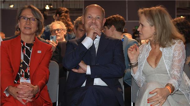Aids-Konferenz geht mit positiven Signalen zu Ende Bundeskanzler Olaf Scholz (SPD, M), sitzt bei der Eröffnung der 25. Welt-Aids-Konferenz zwischen Birgit Poniatowski (l), Geschäftsführerin der International AIDS Society (IAS) und Sharon Lewin (r), Präsidentin der International AIDS Society.
