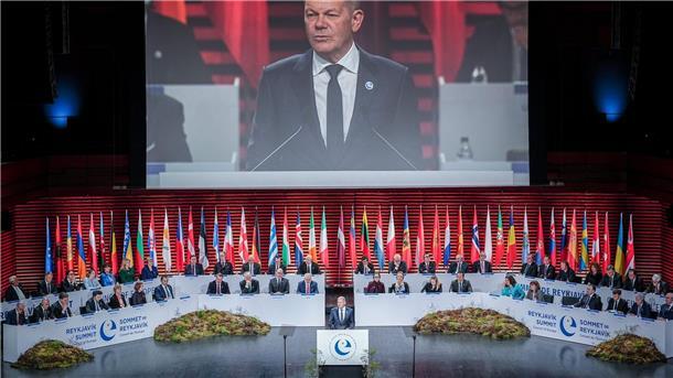 Erster Gipfel seit 18 Jahren: Europarat stützt Ukraine Bundeskanzler Olaf Scholz (SPD, M) spricht beim Gipfel des Europarates in Islands Hauptstadt Reykjavik.