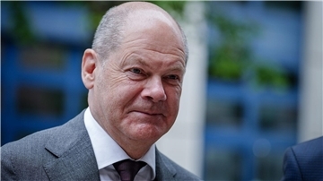 Bundeskanzler Olaf Scholz (SPD) möchte im ersten Schritt die europäische Zusammenarbeit bei der Rüstungsproduktion stärken.