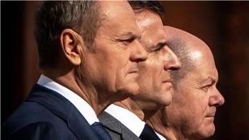 Bundeskanzler Olaf Scholz (SPD, r) empfängt Frankreichs Präsident Emmanuel Macron (M) und Polens Ministerpräsident Donald Tusk vor dem Kanzleramt zu einem gemeinsamen Treffen.