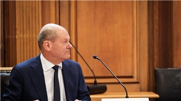 Bundeskanzler Olaf Scholz (SPD) sitzt auf seinem Platz auf der Senatsbank vor Beginn einer Sitzung des Parlamentarischen Untersuchungsausschusses „Cum-Ex“.