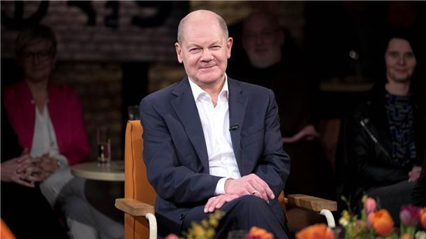 Bundeskanzler Olaf Scholz (SPD) sitzt im Studio von „3nach9“.
