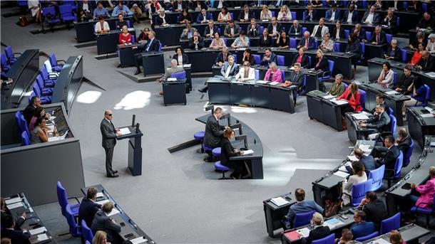 Bundeskanzler Olaf Scholz (SPD) spricht bei der Generaldebatte des Bundestags.