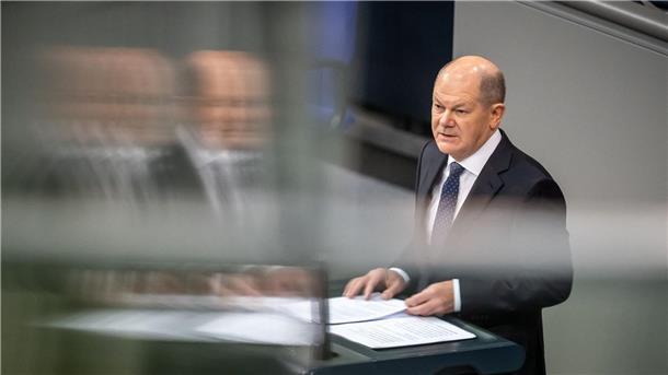 SPD-Chef sieht große Bewährungsprobe für Koalition Bundeskanzler Olaf Scholz (SPD) spricht bei einer Regierungserklärung zur Haushaltslage im Bundestag.