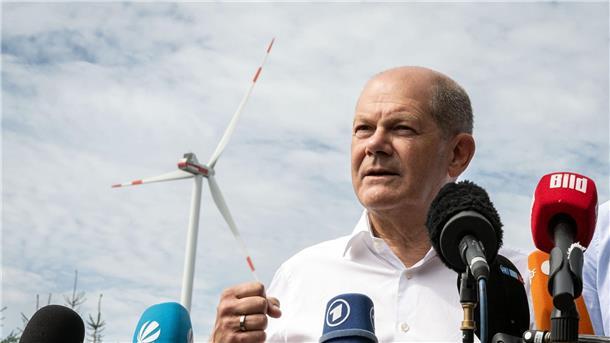 Scholz im Windpark - Gefordert ist „Mut auf allen Ebenen“ Bundeskanzler Olaf Scholz (SPD) spricht bei seinem Besuch eines Bürgerwindparks zu Journalisten.
