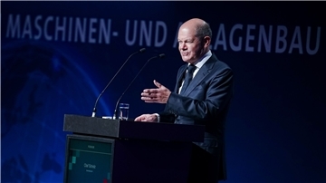 Bundeskanzler Olaf Scholz (SPD) spricht beim 13. Deutschen Maschinenbaugipfel des Verbands Deutscher Maschinen- und Anlagenbau (VDMA) zu den Teilnehmern.