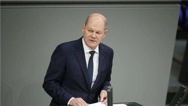 Bundeskanzler Olaf Scholz (SPD) spricht im Bundestag.