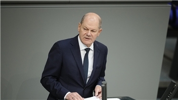 Bundeskanzler Olaf Scholz (SPD) spricht im Bundestag.