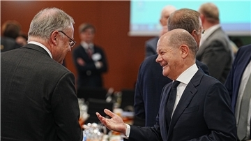 Bundeskanzler Olaf Scholz (SPD) spricht mit Niedersachsens Ministerpräsident Stephan Weil (l, SPD).