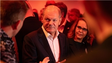 Bundeskanzler Olaf Scholz (SPD) spricht zu Mitarbeitern von RWE.