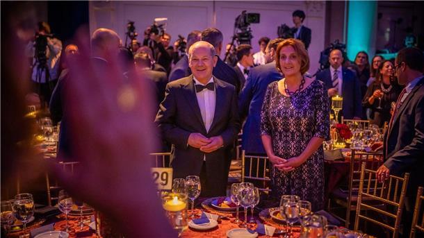 Scholz und Selenskyj mit „Weltbürger-Preis“ ausgezeichnet Bundeskanzler Olaf Scholz (SPD) steht bei der Verleihung des Global Citizen Award in New York neben seiner Frau Britta Ernst.