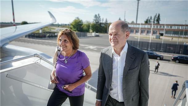 Scholz mit Ehefrau zu den UN nach New York aufgebrochen Bundeskanzler Olaf Scholz (SPD) und seine Ehefrau Britta Ernst auf dem Weg zum Airbus A350 der Luftwaffe für den Flug nach New York.