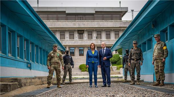Scholz fordert von Nordkorea Ende der Atom- und Raketentests Bundeskanzler Olaf Scholz (SPD) und seine Frau Britta Ernst stehen beim Besuch der entmilitarisierten Zone an der Grenze zu Nordkorea.