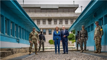 Bundeskanzler Olaf Scholz (SPD) und seine Frau Britta Ernst stehen beim Besuch der entmilitarisierten Zone an der Grenze zu Nordkorea.
