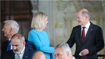 Bundeskanzler Olaf Scholz (SPD) unterhält sich mit Eva Magdalena Andersson, Ministerpräsidentin von Schweden.