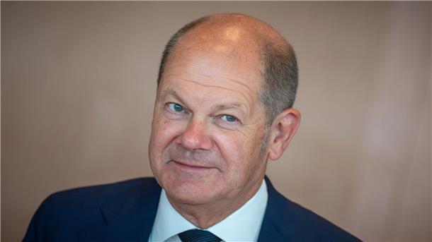 Bundeskanzler Olaf Scholz (SPD) wartet auf den Beginn der Sitzung des Bundeskabinetts im Kanzleramt.