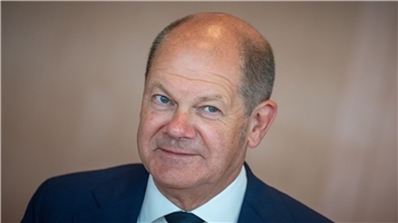 Bundeskanzler Olaf Scholz (SPD) wartet auf den Beginn der Sitzung des Bundeskabinetts im Kanzleramt.