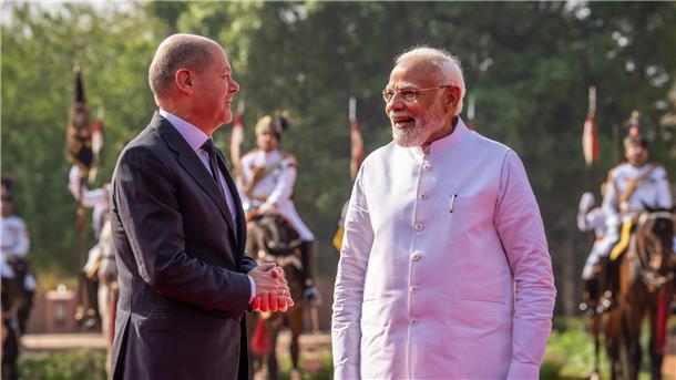 Scholz verurteilt Moskau - Modi wirbt für Friedensbemühungen Bundeskanzler Olaf Scholz (SPD), wird von Indiens Premierminister Narendra Modi mit militärischen Ehren begrüßt.