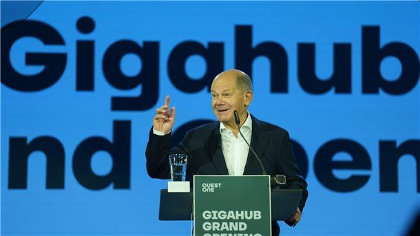 Bundeskanzler Olaf Scholz (SPD) zeigte sich beeindruckt von der angestrebten Zeitersparnis von 75 Prozent bei der Produktion sogenannter Elektrolyse-Stacks im neuen Hamburger Werk von Quest One.