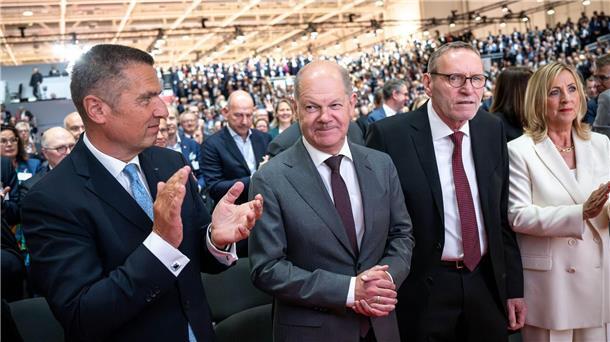 Scholz: Lassen von 400.000 neuen Wohnungen nicht ab Bundeskanzler Olaf Scholz (SPD,M) wird von Helmut Schleweis (r), Präsident des Deutschen Sparkassen- und Giroverbandes (DSGV), und Thomas Mang (l), Präsident vom Sparkassenverband Niedersachsen, beim Deutschen Sparkassentag empfangen.