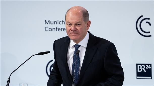 Bundeskanzler Olaf Scholz spricht auf der Münchner Sicherheitskonferenz.