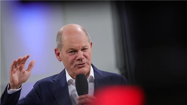 Scholz will in Regierung nicht ständig auf den Tisch hauen Bundeskanzler Olaf Scholz spricht bei einem Bürgergespräch in der Handelskammer im Rahmen des Bürgerfests zum Tag der Deutschen Einheit.