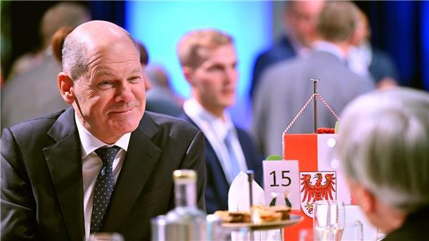 Bundeskanzler Olaf Scholz spricht beim Bürgerempfang in Erfurt mit einer Besucherin.