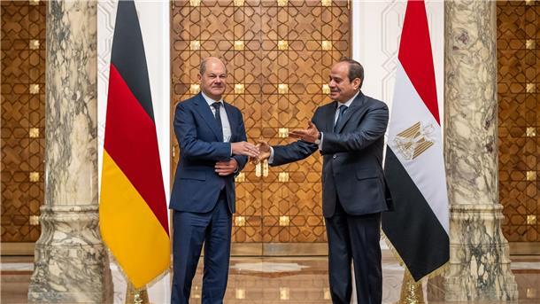 Bundeskanzler Olaf Scholz trifft Ägyptens Staatschef Abdel Fattah al-Sisi (r) in Kairo.