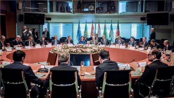 Deutschland schmiedet Partnerschaft mit Zentralasien Bundeskanzler Olaf Scholz und Außenministerin Annalena Baerbock (beide hinten) empfangen die Staatschefs aus Kasachstan, Kirgistan, Tadschikistan, Turkmenistan und Usbekistan zum Zentralasien-Gipfel im Kanzleramt.