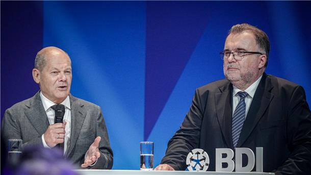 Industrie sieht „Berg“ wachsender Herausforderungen Bundeskanzler Olaf Scholz und BDI-Präsident Siegfried Russwurm am BDI-Tag der deutschen Industrie.
