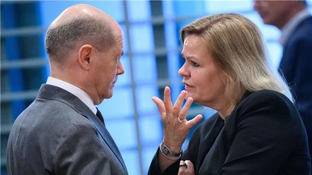 Faeser gegen weitere stationäre Grenzkontrollen Bundeskanzler Olaf Scholz und Bundesinnenministerin Nancy Faeser beim Bund-Länder-Gipfel im Bundeskanzleramt zu Flüchtlingskosten.