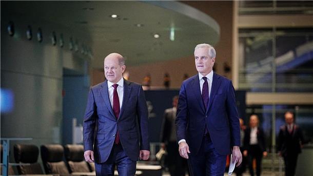 Nato soll Pipelines und Internetleitungen im Meer schützen Bundeskanzler Olaf Scholz und der norwegische Ministerpräsident Jonas Gahr Støre in Berlin.