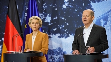Bundeskanzler Olaf Scholz und EU-Kommissionspräsidentin Ursula von der Leyen geben nach dem ersten Tag der Klausurtagung eine Pressekonferenz.