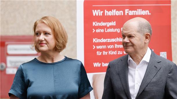 Bundeskanzler Olaf Scholz und Familienministerin Lisa Paus besuchen die Familienkasse Berlin-Brandenburg.
