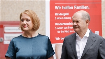 Noch keine Einigung bei Kindergrundsicherung  Bundeskanzler Olaf Scholz und Familienministerin Lisa Paus besuchen die Familienkasse Berlin-Brandenburg.