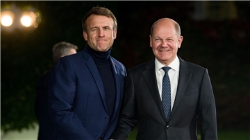 Bundeskanzler Olaf Scholz und Frankreichs Präsident Emmanuel Macron beim Staatsempfang in Berlin.