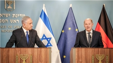 Bundeskanzler Olaf Scholz und Ministerpräsident Benjamin Netanjahu (l) geben in Jerusalem ein gemeinsames Pressestatement.