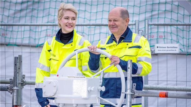 Bundeskanzler Olaf Scholz und MV-Ministerpräsidentin Manuela Schwesig geben symbolisch die Anlage frei.