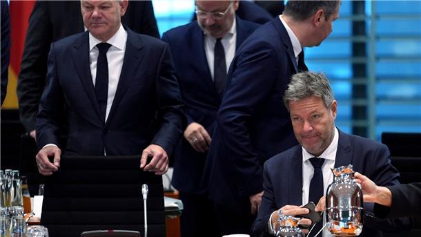 Kabinett gibt grünes Licht für AKW-Weiterbetrieb Bundeskanzler Olaf Scholz und Wirtschaftsminister Robert Habeck in Berlin.