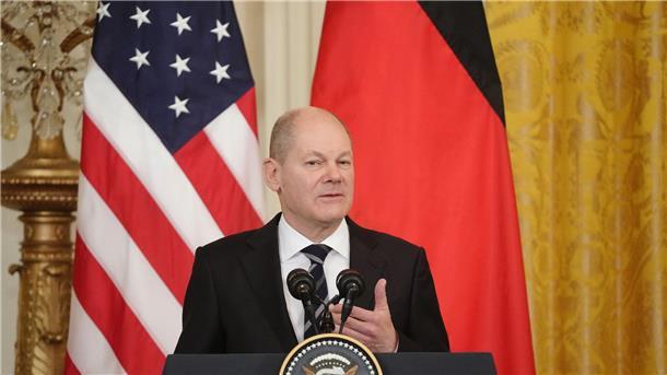 Scholz in Washington: Trump als unsichtbarer Begleiter Bundeskanzler Olaf Scholz während einer Pressekonferenz in Washington im Rahmen seines Antrittsbesuchs im Februar 2022.