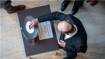 Bundeskanzler Olaf Scholz während seiner Stimmabgabe bei der namentlichen Abstimmung im Bundestag.