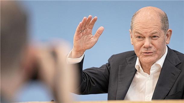 Bundeskanzler Olaf Scholz während seines Sommer-Interviews im Haus der Bundespressekonferenz.