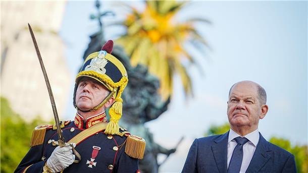 Bundeskanzler Olaf Scholz wird in Argentinien mit militärischen Ehren empfangen.