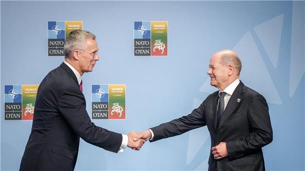 Bundeskanzler Olaf Scholz wird in Vilnius von Nato-Generalsekretär Jens Stoltenberg (l.) empfangen.