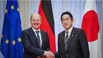Bundeskanzler Olaf Scholz wird von Fumio Kishida, dem japanischen Ministerpräsidenten, empfangen.