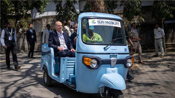 Scholz will mehr Zuwanderung von IT-Fachkräften aus Indien Bundeskanzler Olaf Scholz wünscht sich mehr Zuwanderung von indischen IT-Fachkräften nach Deutschland.