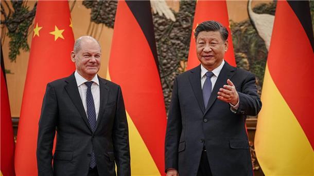 China-Reise: Deutsche Firmen erwarten Rückhalt vom Kanzler Bundeskanzler Olaf Scholz zusammen mit Chinas Präsident Xi Jinping in der Großen Halle des Volkes in Peking. (Archiv)