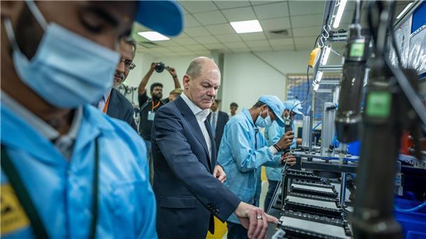 Scholz will Zuwanderung von Fachkräften aus Indien ausbauen Bundeskanzler Scholz besichtigt das Unternehmen Sun Mobility im indischen Silicon Valley Bengaluru.